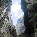 Auf dem Rückweg durch die Schlucht. Hunderte Meter hohe Felswände über unseren Köpfen. Von oben schaut es [http://www.hikr.org/gallery/photo248617.html?post_id=21317#1 so] aus