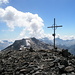 Puntone dei Fraciòn, croce di vetta (3202 m). A Sud appaiono Piz Piotta e Cima Rossa