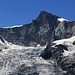 Zweiter Besteigungsversuch 17.-19.8.2012:

Traumgipfel Zinalrothorn (4221,2m). Links oberhalb des Hohlichtgletschers ist das Ober Äschhorn (3669m), rechts vom Zinalrothorn sind seine Trabanten Pointe Sud de Moming (3963m) und Pointe Nord de Moming (3863m).