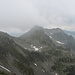 Schollberg mit den beiden Gipfel und dem Verbindungsgrat zum Riedkopf (laut hikr Aussage machbar), rechts der Schuttaufstieg durchs Silbertälli; die beiden Gipfel sind nicht leicht (direkt) verbindbar