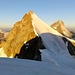 Das Ober Gabelhorn in vollem Licht, dahinter ist das Dent Blanche zu sehen.
