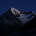 Zweiter Besteigungsversuch 17.-19.8.2012:<br /><br />Die Dämmerung hat während unseres Aufstiegs im Unteren Teil des Kingletschers eingesetzt so dass Weisshorn (4506m) und Bishorn (4153m) langsam in einem dunklen blau zu leuchten beginnen.