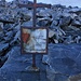 Zweiter Besteigungsversuch 17.-19.8.2012:<br /><br />Ein kleines Gedenkkreuz an einen wohl tödlich verunglückten Bergsteiger steht auf dem Gratbuckel P.3812m.
