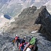 Kurz vor dem Gipfel, vier Bergsteiger im Abstieg.