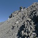 Der heikelste Teil des Südgrates kurz unterhalb von P. 2993. Links der hellgrauen Felsen (Kalk?) erreicht man wieder die Grathöhe und hält sich dann horizontal an der Gesteinsgrenze bis man...