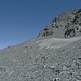 ... zum westlich des Gipfels vorgelagerten Plateu leitet. Der Aufstieg zum Gipfel selbst verläuft dann durch die oberhalb des Firnfeldes liegenden Geröllrinne bis zum S-Grat zurück (nahe eines auffälligen Felsfingers) und dann über diesen leicht links haltend...