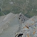 Das Plateau nordwestlich des Gipfels, auf dem <a href="http://www.hikr.org/tour/post54530.html">Polder</a> die Nacht zuvor verbrachte und nun zwei weitere Hikr (?) den Abstieg über den NW-Grat angehen
