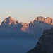 Hoch über Cortina d'Ampezzo ragen die Tofana de Rozes (3225 m), Tofana di Mezzo (3244 m) und Tofana di Dentro (3238 m) in den Morgenhimmel. Die Tofana di Mezzo ist nach dem Antelao der dritthöchste Dolomitenberg.