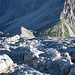 Auf dem zweiten Abschnitt der Laste - mit Blick zur Felskuppe der Bala, rechts davon die Forcella Piccola, links (im Schatten) der Höhenweg Nr. 227 und (im Zickzack) der Anstiegsweg vom Rifugio Scotter.