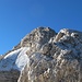 Gegenüber am Gipfelblock hält sich ein oberer Teil des stark geschrumpften Antelao-Gletschers .....