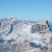 Herangezoomt: die Cima della Vezzana, der Monte Civetta und der Pelmo scheinen dicht hintereinander zu stehen.