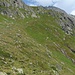 Die alpine Route führt hier durch die steile Grasflanke von der Voralphütte nach Flüestafel (und weiter zum Salbitschijenbiwak).