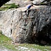 in der Nähe des Dorfes steht dieser mit massig Pfeilen markierte "Touristen-Kletterklotz"