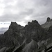 Zoom zum Morgenkopf(2498m),mitte-mittelinks und Schwabenalpenkopf oder Torre dei Scarperi(2687m),rechts im Hintergrund.Wenn haben die Wolken sich gesammelt?