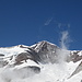 Alpendohlen kreisen vor dem Hintergrund des wuchtigen [peak7658 Liskamm Ost] (4527m).