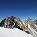 Blick von der [peak6053 Zumsteinspitze] auf die einzigen zwei noch höheren CH-Gipfel. Rechts dahinter die <i>Mischabel</i>-Gruppe.