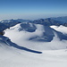 Ausladende Nordflanke der [peak3761 Parrotspitze] (4432m), rechts in der Sonne die [peak2948 Ludwigshöhe] (4341m), dahinter [peak6092 Vincentpiramid] (4215m).
