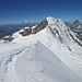 Der schmale Gipfelgrat der [peak3761 Parrotspitze] (4432m). Hinten der omnipräsente [peak7658 Liskamm].