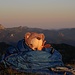 Winterbär und Freunde bei Sonnenaufgang im warmen Schlafsack