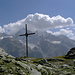 Gross Kastel: Gipfelkreuz und  Altar, dahinter  Dom und  Täschhorn