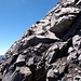 Typisches Gipfelgelände: Abschüssiger Fels mit losem Geröll...