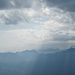 die Sonnenstrahlen kämpfen sich durch die Wolken, Blick übers Rheintal hinweg nach Osten