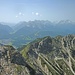 Blick über Mittenwald ins Wettersteingebirge; links der Arnspitzstock, rechts die Zugspitze.