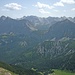 Blick ins Herz des Karwendels. Im Hintergrund, links der Bildmitte, ist mit der Birkkarspitze (markant) der Gruppenhöchste zu erkennen.
