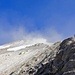 Blick von ca. 5350m zum Gipfel. Eine stinkende Schwefelgaswolke kommt uns entgegen
