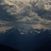 Gewitterwolken in den Walliser Alpen über Matterhorn und Weisshorn.