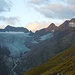 Der Alpeiner Ferner im Morgenlicht. Sein Schmelzwasser fließt an der Sennhütte vorbei.