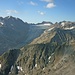 Der Alpeiner Ferner, flankiert von Östlicher Seespitze und Ruderhofspitze, sowie von Schrandele und Schrankogl. Den Abschluss des Gletschers bilden die Schwarzenbergspitzen.