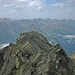 Blick über das Gipfelkreuz und das Ötztal zu Geigenkamm und Kaunergrat.