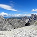 Zwischen Haunold-links und Dreischusterspitze-rechts, es sieht sich im Hintergrund Karnischer Alpen und Lienzer Dolomiten.