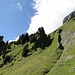 Beginn der alpinen Route zur Marwees: Durch die steile Rinne in der Bildmitte geht es hinauf. Danach quert die Route die steile Bergflanke auf einem Pfad über Schrofen nach rechts.
