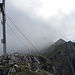 Am Gipfel der Handschuhspitze, im Hintergrund der Gratverlauf zum Hochwannig noch teilweise in Wolken.