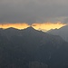 Kurz vor Sonnenuntergang. Während im Flachland die Sonne schien, war über den Bergen noch eine durchgehende Wolkenschicht. In der Bildmitte der "Rote Stein" und rechts der "Thaneller".