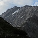 Der Hochplattig 2768m, höchster Berg der Mieminger Kette. Rechts daneben auch mit Kreuz das Westeck 2749m. Der Ostgipfel ist von hier vorborgen links am Grat.