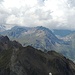 Im Zoom: Blick nach Westen: ganz rechts der Nufenenstock, dann das Val Corno, die Helgenhornkette, der Passo Brunni mit dem Corno Brunni