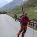 Im Juni =  Ski tragen auf dem Splügenpass, nach Abfahrt vom Pizzo Tambo