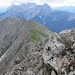 Blick vom Hauptgipfel Richtung Osten auf den weiteren Gratverlauf. Im Hintergrund die Mieminger Kette mit Hochwand, Hochplattig, Grießspitzen und Grünstein als höheren Gipfeln.