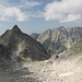 Im Aufstieg zwischen Chata pod Rysmi und Sedlo Váha - Rückblick u. a. zur Hütte und auf den benachbarten Berg Veľká Popradská kôpka (2.354 m)