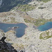 Im Aufstieg zwischen Sedlo Váha und Rysy - Tiefblick hinunter ins Tal Žabia dolina. Zu sehen sind Veľké und Malé Žabie pleso Mengusovské (Großer und Kleiner See, links bzw. rechts). Am linken Bildrand ist auch ein Stück unseres Aufstiegsweges zu erkennen.