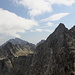 Im Abstieg zwischen Rysy und Sedlo Váha - Ausblick unweit des Grats südlich des Rysy. Zu sehen ist u. a. der Gerlachovský štít, mit 2.655 m höchster Berg der Hohen Tatra und der Slowakei.