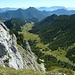 Blick auf den Anstiegsweg und die Bergwachthütte