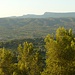 Blick über die Ebene von St Cy zur Chaine de Ste Baume, Pic de Bertagne