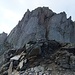 Gipfelfelsen vom Chilchhorn von Norden. Aufstieg über die Wegspur im Vordergrund nach rechts oben, dann Traverse zur Felssplate ganz links. Durch diese eng hoch auf die Rückseite der Felsen. Dann einfach zum höchsten Punkt.