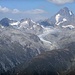 Finsteraarhorn. Der markante Gletscher ist der Minstigergletscher. Vor dem Finsteraarhorn das Oberaarhorn. In der linken Bildhälfte die Galmihörner.