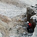 Rutschige Angelegenheit: Abstieg von der Schulter bei 2878 gegen Norden auf den Gletscher südlich vom Mittaghorn. Bei jedem Tritt lösen sich teilweise grosse Steine.