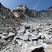 Geröllübersäter Gletscher mit Mittaghorn. Unser Abstieg führte die braune Schuttrinne hinunter.